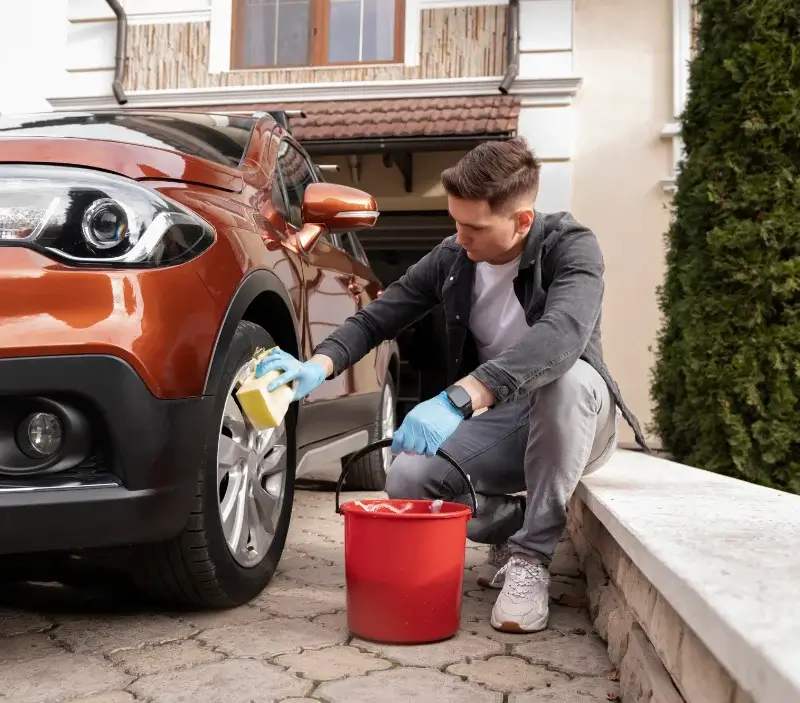 Lavage auto à domicile Ladinhac : professionnel intervenant sur un véhicule